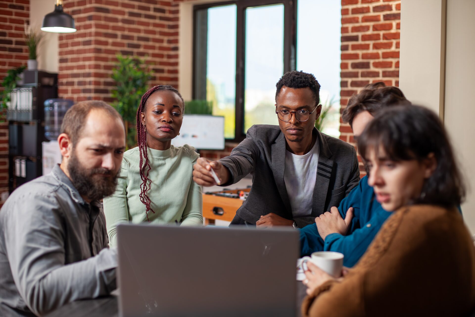IT-Berater besprechen Projektstrategie im Team bei DevCircle in Wien